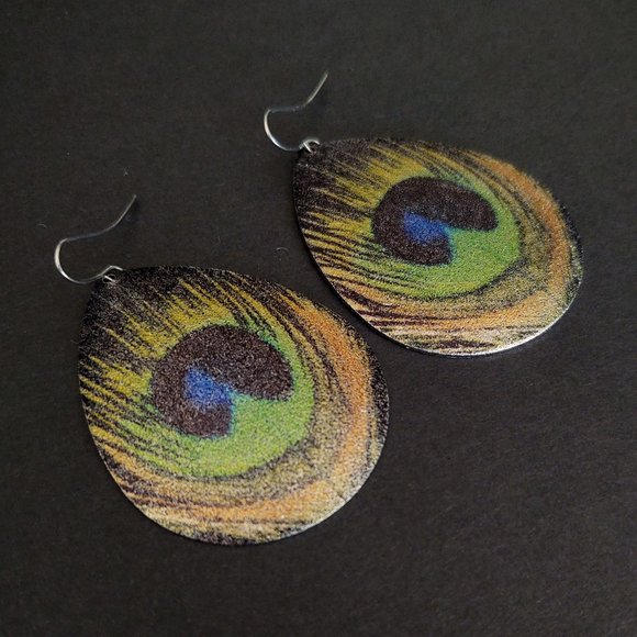 Peacock feather motif metal earrings - Picture 6 of 8